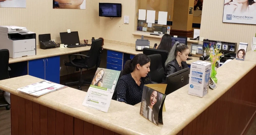 Personal de recepción ayuda con el costo de brackets