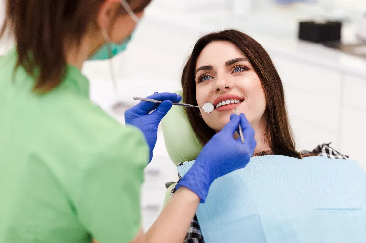 ortodoncista preparando la oficina para la protección contra el coronavirus