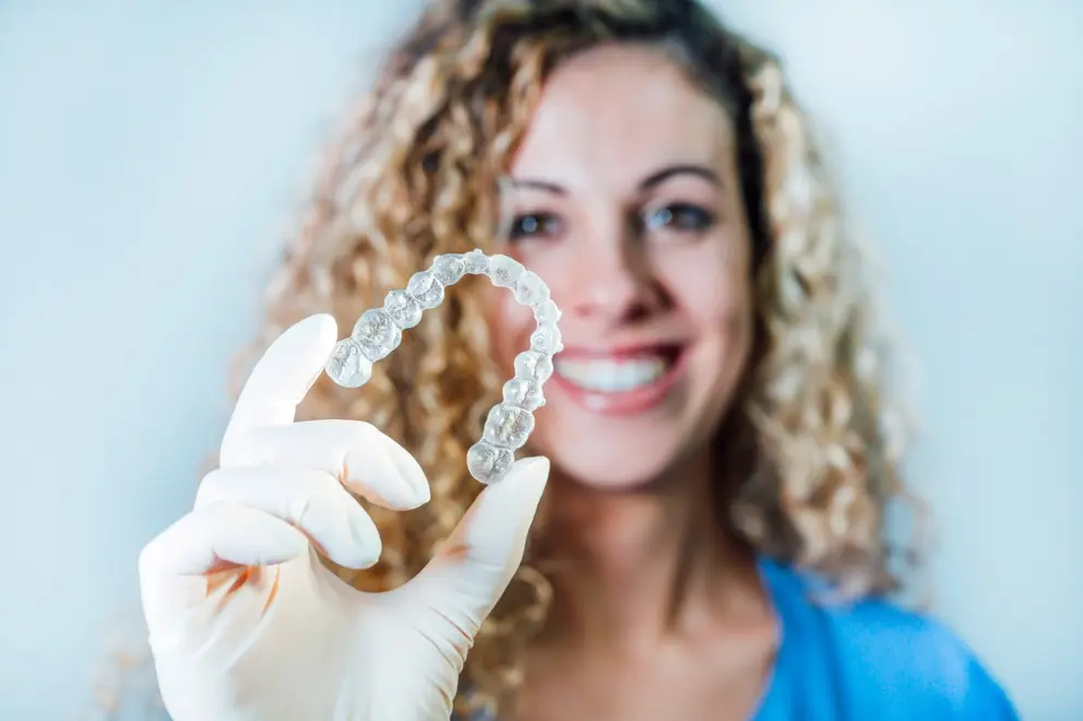 ¿Puedes usar un protector bucal con alineadores Invisalign?